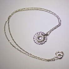 Load image into Gallery viewer, silver daisy pendant chain necklace