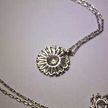 Load image into Gallery viewer, silver daisy pendant chain necklace