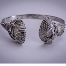 Load image into Gallery viewer, silver ocean themed shell bangle