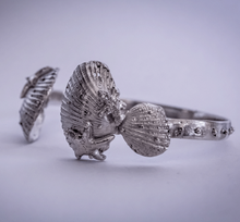 Load image into Gallery viewer, silver ocean themed shell bangle