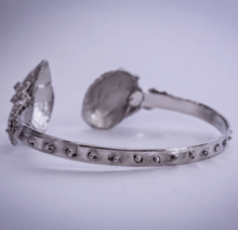 Load image into Gallery viewer, silver ocean themed shell bangle