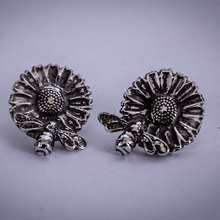 Load image into Gallery viewer, silver daisy bee stud earrings