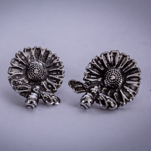 Load image into Gallery viewer, silver daisy bee stud earrings