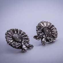 Load image into Gallery viewer, silver daisy bee stud earrings