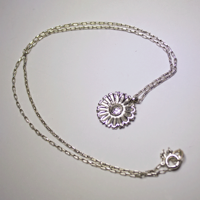 silver daisy pendant chain necklace
