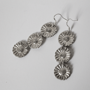 silver daisy flower dangling earrings