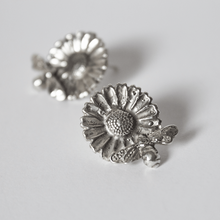 Load image into Gallery viewer, silver daisy bee stud earrings
