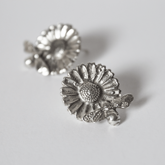 silver daisy bee stud earrings