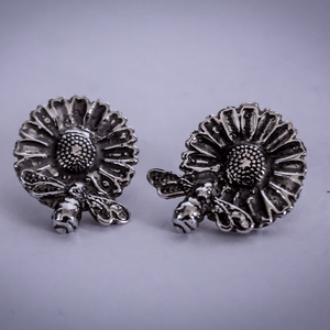 silver daisy bee stud earrings