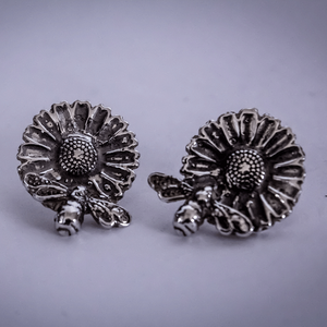 silver daisy bee stud earrings
